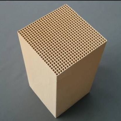 Place ovale ISO14001 de granule de filtre en céramique de nid d'abeilles de catalyseur d'émissions d'automobile